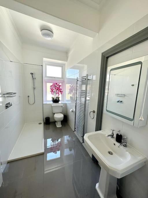 The Retreat - Large Luxury Apartment, Two Mins From Beach بورنماوث المظهر الخارجي الصورة